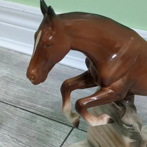Horse jumping a wall ceramic - Picture 5 of 6